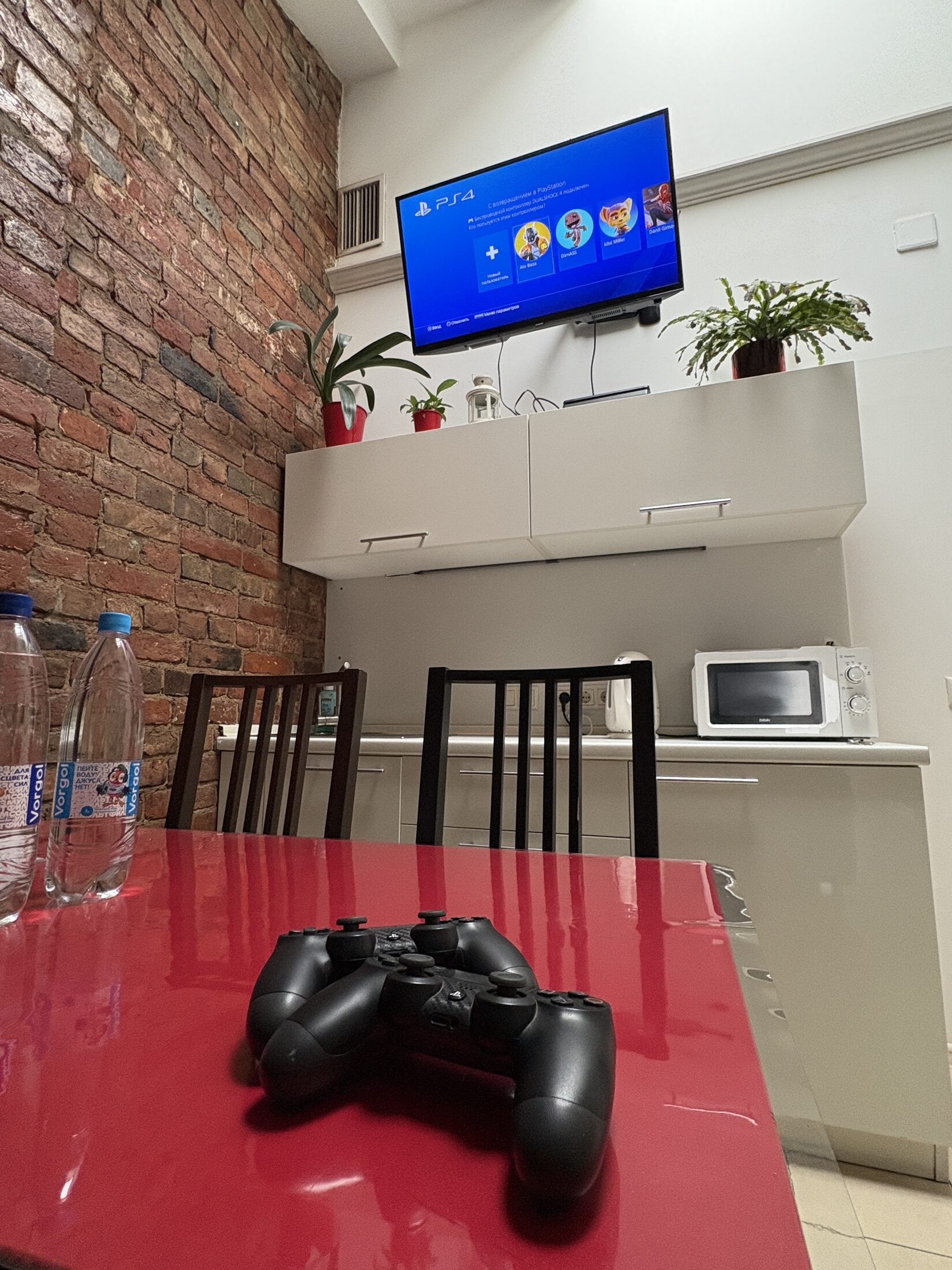 Обеденная зона и PlayStation в номере VIP-1